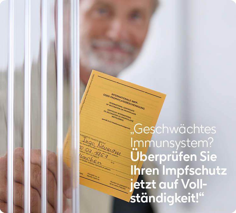 Impfschutz überprüfen Älterer Mann, Mitte 60, zeigt Impfpass