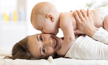 Baby kuesst Mutter auf Backe Baby kuesst Mutter auf Backe