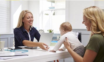 Mutter mit Baby bei Kinderärztin Mutter mit Baby bei Kinderärztin