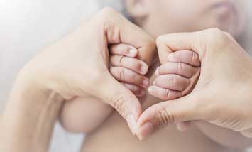 Babyhände mit Herz
