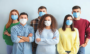 Gruppe junger Menschen mit Maske