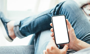 Die Zukunft des Impfpasses ist elektronisch Mann hält Smartphone