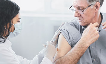Krankenschwester impft Patient
