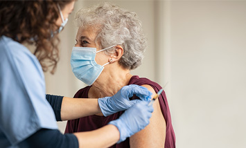 Ärztin impft Patientin