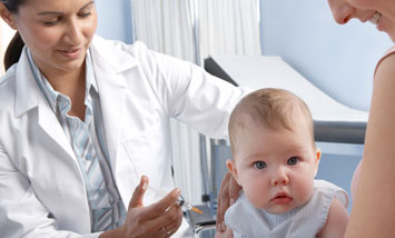 Ärztin impft Baby